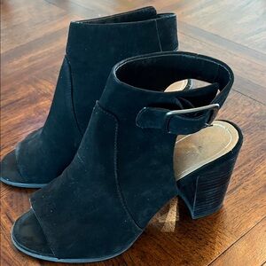 Vionic Black Peep-Toe Heeled Shoes.